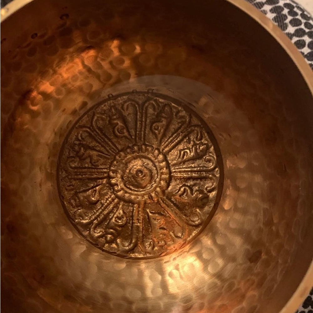 BRAND NEW HANDCRAFTED TIBETAN SINGING BOWL SPIRITUALITY SELF CARE MEDIATION NWT - Picture 3 of 5